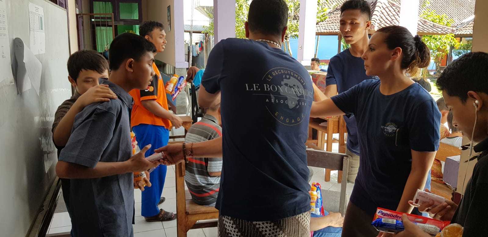 Donation de matériel à un orphelinat à Lombok